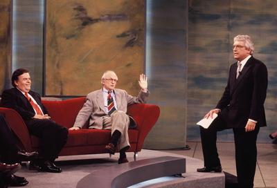 im Studio der Talkshow von Hans Meiser am 23.11.1993 vorne sitzen Helmut Thoma und Friedrich Nowittny und Moderator Hans-stock-foto