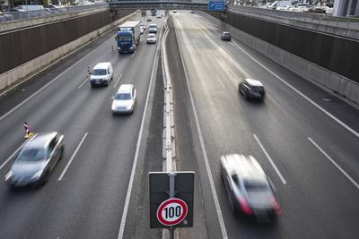 Zul?ssige H?chstgeschwindigkeit 100 km/h auf der Stadtautobahn A59 in Duisburg *** Permitted maximum speed 100 km h on t-stock-foto