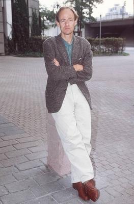 Joseph von Westphalen 10/94 pp Mann Autor blond leger Sakko hoch ganz stehend drau?en Arme neutral-stock-foto