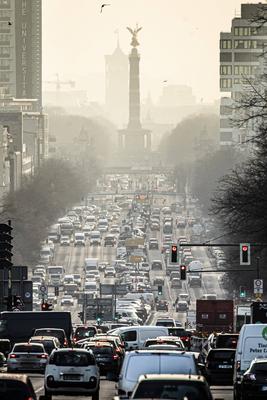 Verkehr in den Morgenstunden auf der B2 (Bismarckstrasse) in Berlin, 25.02.2021. Berlin Deutschland *** Traffic in the m-stock-photo