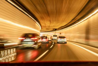 Autos fahren durch einen Tunnel, Mittlerer Ring, M?nchen, Ende Februar 2025-stock-foto