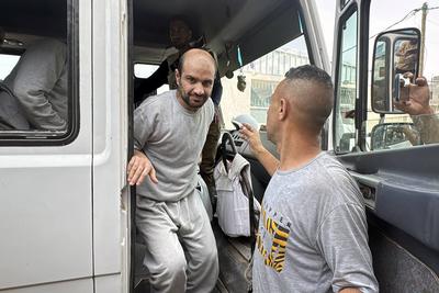 Palestinian prisoners released by the Israeli army are taken to Al-Aqsa Martyrs Hospital-stock-foto