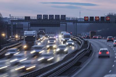 Dichter Verkehr am Abend auf der Autobahn A8 bei Stuttgart. // 21.02.2025: Stuttgart, Baden-W?rttemberg, Deutschland. **-stock-foto