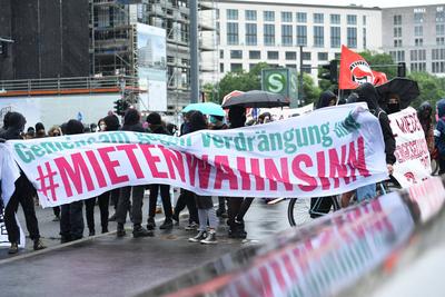 In Berlin beteiligten sich am Samstag (20.06.2020) an einer Demonstration unter dem Motto Shut down Mietenwahnsinn - si-stock-foto