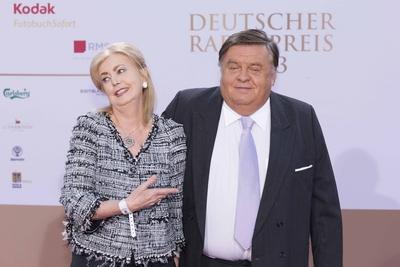 Bildnummer: 60442390  Datum: 05.09.2013  Copyright: imago/Joachim Sielski05.09.2013, Schuppen 52, Hamburg, Verleihung des Deutschen Radiopreises 2013, im Bild Daniele Thoma mit Ehemann Helmut Thoma GER, ENT, Deutscher Radiopreis 2013 Entertainment people xas x1x 2013 quer 05.09.2013 2013 Deutscher Radiopreis ENT GER Halbkoerper Halbk??rper Mimik Musiker Politiker Prominent Prominente Querformat Radio Radiopreis S?nger Schauspieler Verleihung gestik  o0 Familie, privat, Frau, Ehefrau, 60442390 Date 05 09 2013 Copyright Imago Joachim  05 09 2013 Shed 52 Hamburg award Ceremony the German Radio price 2013 in Picture Daniele Thoma with Husband Helmut Thoma ger  German Radio price 2013 Entertainment Celebrities  x1x 2013 horizontal 05 09 2013 2013 German Radio price  ger Half body  Facial expressions Musician Politicians Prominent Celebrities Landscape Radio Radio price Singer Actor award Ceremony Gesture o0 Family private Woman Wife-stock-foto