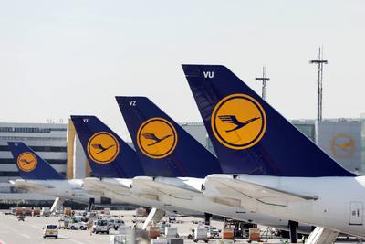 20.03.2019, Frankfurt am Main, Hessen, GER - Seitenleitwerke von Flugzeugen der Lufthansa. (Airline, Airport, Anschnitt-stock-photo