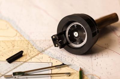 Eine Seekarte ist eine Karte, die die Gebiete für die Schifffahrt die Seewege und Küsten, Untiefen, Seezeichen, Fahrrinn-stock-foto