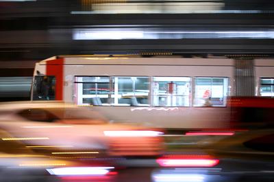 06.01.2023, Düsseldorf, Eine Straßenbahn fährt abends in der Stadt durch eine düsseldorfer Straße Nordrhein-Westfalen De-stock-foto