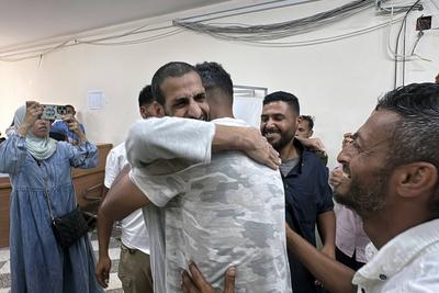 Palestinian prisoners released by the Israeli army are taken to Al-Aqsa Martyrs Hospital-stock-foto
