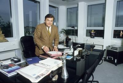 Dr Helmut Thoma 10 93 mapo quer halb stehend Schreibtisch B?ro seri?s Sakko braun Krawatte Mann Fe-stock-foto