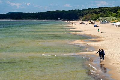 26.05.2025 Touristen gehen am Strand kurz vor der Seebr?cke in Zinnowitz, einem Ort auf der Insel Usedom im Landkreis Vo-stock-foto
