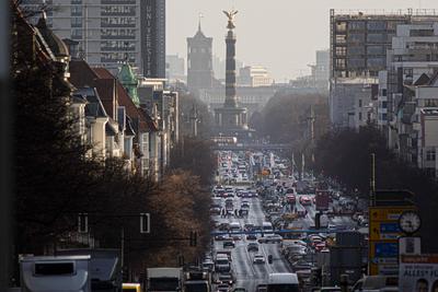 Stadtverkehr auf der Bismarckstrasse in Berlin, 31.01.2020. Berlin Deutschland *** Urban traffic on Bismarckstrasse in B-stock-foto