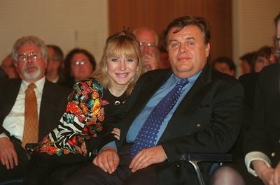 Dr Helmut Thoma mit Lebensgef?hrtin Uta Kuntz Farbnegativ 06 98 pp seri?s sitzend Menschen Pub-stock-foto