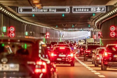 Berufsverkehr auf dem Mittleren Ring, Staugefahr im Luise-Kiesselbach-Tunnel, M?nchen, April 2025-stock-foto
