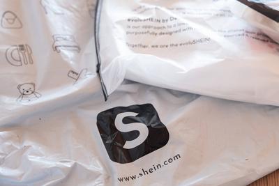 Plastikverpackung von SHEIN ? Onlinehandel und Umweltkritik-stock-foto