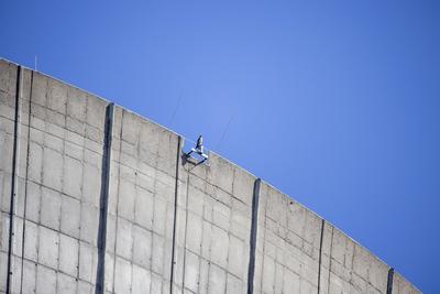 Grafenrheinfeld, Atomkraftwerk, 31.03.2021, Atomkraft in Deutschland Bild: Ein Vogel sitzt auf einer der Kuehltuerme des-stock-foto