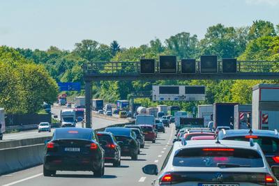 Verkehr staut sich auf der Autobahn dichtes Aufkommen bei sommerlichem Wetter - Nordrhein-Westfalen, Deutschland, Europa-stock-photo