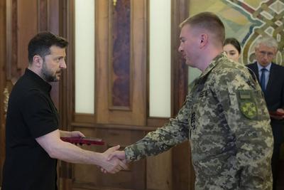 Ukrainian President, Volodymyr Zelenskyy, presents awards to veterans of the National Service in the field of special communications and information protection-stock-foto