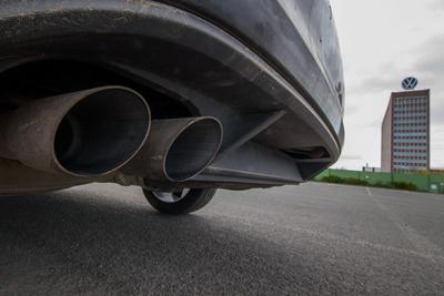 14.04.2020, xtgx, Symbolfotos Volkswagen Abgasskandal, Auspuff eines VW Golf Diesel, TDI vor der VW Konzernzentrale, Sy-stock-foto