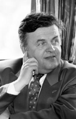 Dr Helmut Thoma Medienmanager 05 90 ue Dr Helmut Thoma im Mai 1990 am Rande von Dreharbeiten zu-stock-foto