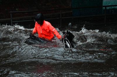 Heavy Rain Disrupt Daily Life In Mumbai-stock-foto