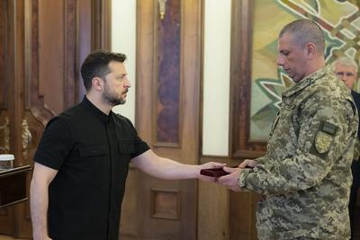 Ukrainian President, Volodymyr Zelenskyy, presents awards to veterans of the National Service in the field of special communications and information protection-stock-foto