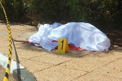 Get?tete Touristen   - Terroristischer Anschlag auf das Hotel Marhaba in Sousse, Tunesien -  - 26/06/2015 BENAZIZA/PANO-stock-foto