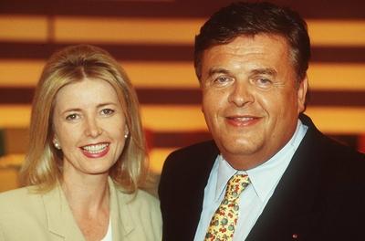 Dr Helmut Thoma mit Ehefrau Daniele 08 95 b? quer halb l?chelnd-stock-foto