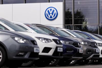 An einem Autohaus prangt das Logo des Volkswagen-Konzerns - aufgenommen aus dem ?ffentlichen Raum. Rheda-Wiedenbr?ck, 02-stock-foto