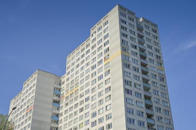 Plattenbau, Hochhaus Landsberger Allee 175, Lichtenberg, Berlin, Deutschland *** Prefabricated building, high-rise Lands-stock-photo