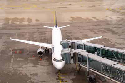 Munich, Bavaria, Germany - February 28, 2025: A Lufthansa Airbus A321 stands at Gate 214 with the passenger boarding bri-stock-foto