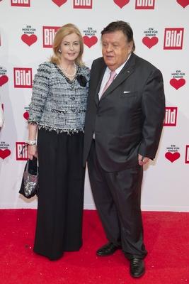 Helmut THOMA Medienmanager Ehefrau Danielle Ankunft der Gaeste Roter Teppich Red Carpet Show-stock-photo