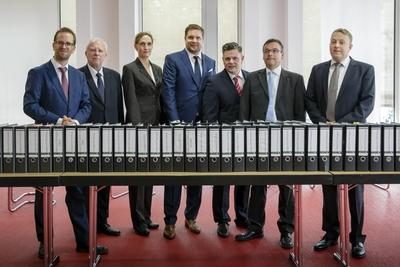 Klaus Mueller Vorstand des vzbv l Dr August Markl Praesident des ADAC e V 2 v l Jutta-stock-photo