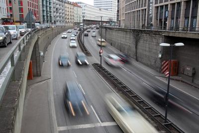 Abendlicher Berufsverkehr mit Stau und z?hfl?ssigem Verkehr am Mittleren Ring an der Tegernseer Land-stock-photo