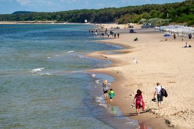 26.05.2025 Touristen gehen am Strand kurz vor der Seebr?cke in Zinnowitz, einem Ort auf der Insel Usedom im Landkreis Vo-stock-foto