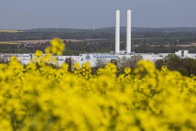 Ein Rapsfeld blueht vor dem Volkswagen Werk am 23.04.2020 in Mosel bei Zwickau. search: Deutschland Germany Wirtschaft I-stock-foto