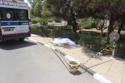 Get?tete Touristen   - Terroristischer Anschlag auf das Hotel Marhaba in Sousse, Tunesien -  - 26/06/2015 BENAZIZA/PANO-stock-foto