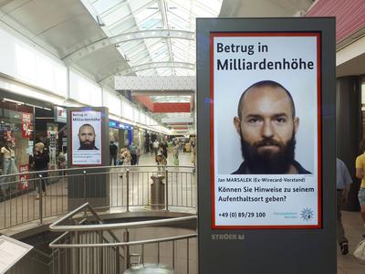 20422-News - Hamburg 14.08.2020 Oeffentliche Fahndung auf Werbetafeln in Hamburg und Bundesweit nach dem fluchtigen Wirecard Manager Jan Marsalek Ungewoehnliche aufwendige Fahndungsma?nahme , Auf Werbetafeln die man taeglich im Stadtbild sieht und fast nicht mehr wahrnimmt sieht man nun einen weltweiten Fahndungsauftruf des BKA und des LKA Muenchen nach dem fluechtigen Wirecard Manager Jan Marsalek der wegen Untreue, Betrug und weiteren Punkten beschuldigt wird. Solch eine Art der Fahndung ist schon ungewoehnlich und kommt sehr selten vor HH Deutschland *** 20422 News Hamburg 14 08 2020 public Search at Billboards in Hamburg and nationwide to the fugitive Wirecard Manager Jan Marsalek unusual Elaborate Search measure , at Billboards t-stock-foto