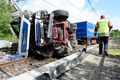 LKW Unfall-stock-foto
