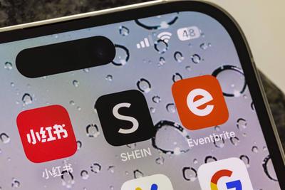 Apps auf einem Smartphone. Temu ist ein Online-Marktplatz. Shein, Online-H?ndler f?r Mode und Sportartikel aus Singapur-stock-photo