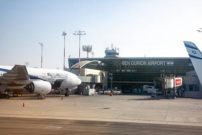 Symbolfoto Ben Gurion Airport - TLV Israel, Tel-Aviv am 26.03.2024; Die Fassade des Terminals mit einem EL AL Flugzeug u-stock-foto
