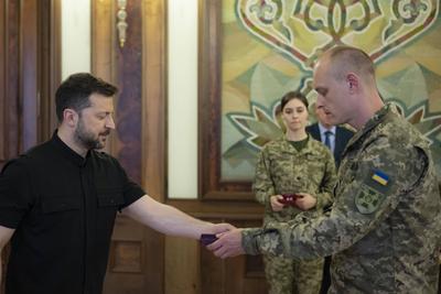Ukrainian President, Volodymyr Zelenskyy, presents awards to veterans of the National Service in the field of special communications and information protection-stock-foto