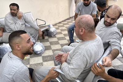 Palestinian prisoners released by the Israeli army are taken to Al-Aqsa Martyrs Hospital-stock-foto