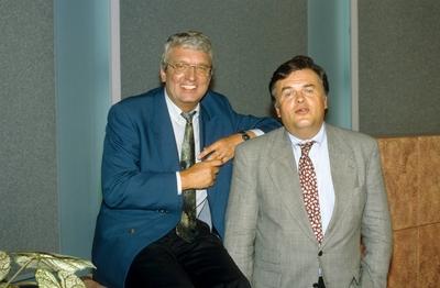Hans Meiser li und Helmut Thoma 08 92 te Fernsehen quer halb Sakko Krawatte seri?s fr?hlich lach-stock-foto