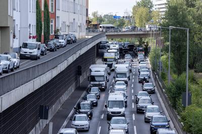 Dichter Verkehr auf der A100 aufgenommen in Berlin, 23.08.2024. Berlin Deutschland *** Heavy traffic on the A100 taken i-stock-foto