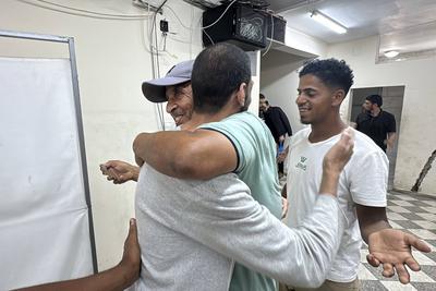 Palestinian prisoners released by the Israeli army are taken to Al-Aqsa Martyrs Hospital-stock-foto