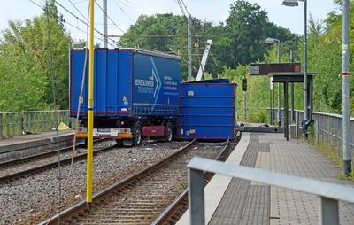 LKW Unfall-stock-foto