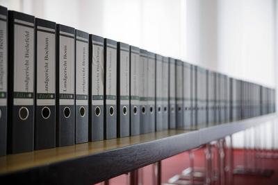 Sammlung von Aktenordnern mit Anklageschriften verschiedener Landgerichte Deutschlands zum Dieselskandal bei Volkswagen-stock-foto