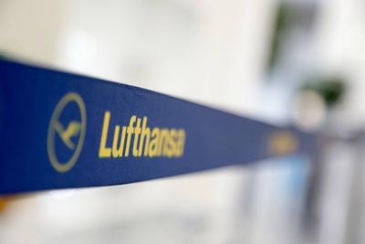 Feature Lufthansa - Absperrband mit Logo *** Feature Lufthansa Barrier Tape with Logo MR:N-stock-foto