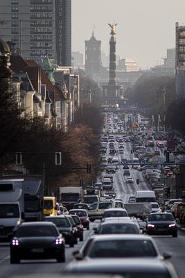 Stadtverkehr auf der Bismarckstrasse in Berlin, 31.01.2020. Berlin Deutschland *** Urban traffic on Bismarckstrasse in B-stock-foto